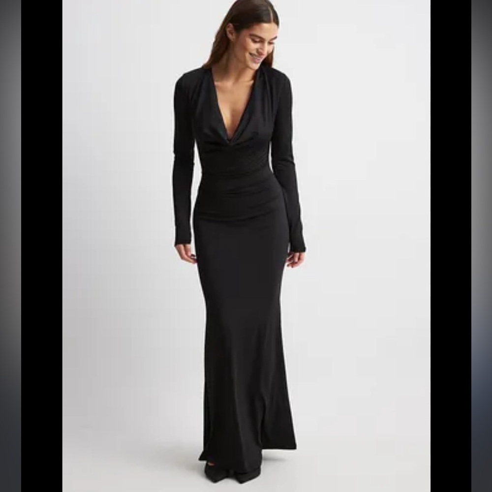 Interior black mermaid gown